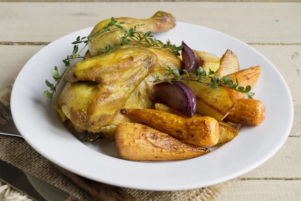 Roasted chicken with carrots and thyme. — Stock Photo, Image