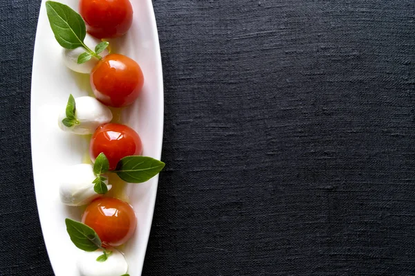 잘 익은 토마토와 모 짜 렐 라와 신선한 바 질 Caprese 샐러드 — 스톡 사진