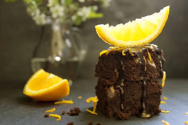 Brownie karanlık bir arka plan üzerinde. seçici odak