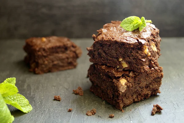 Brownie on a dark background. selective focus — Stock Photo, Image