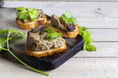 ekmek tahtası ile karaciğer pate