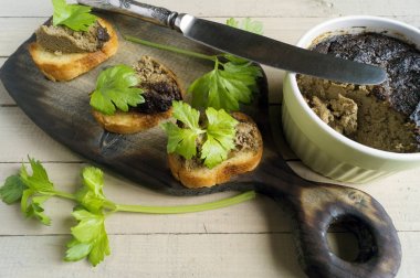 ekmek tahtası ile karaciğer pate