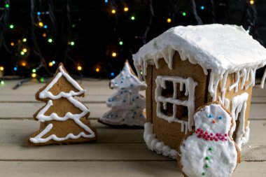 ahşap bir masa üzerinde ev gingerbread.