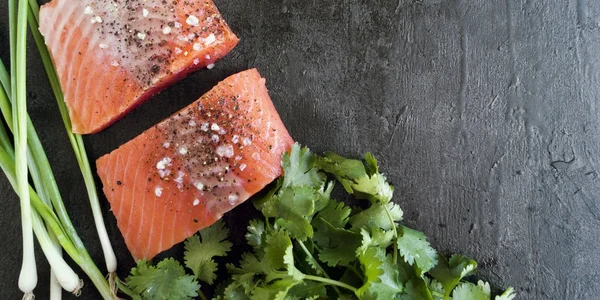Filete de salmón crudo e ingredientes para cocinar en un fondo oscuro — Foto de Stock