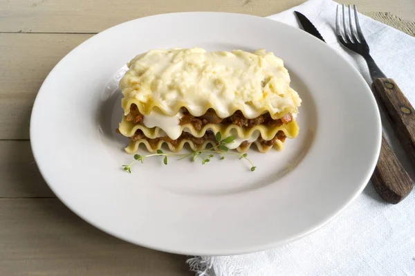 Kött lasagne på en trä bakgrund. — Stockfoto