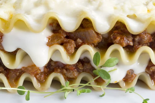 Meat lasagna on a wooden background. Close-up. Macro. — Stock Photo, Image