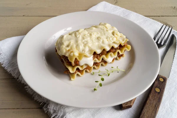 Lasaña de carne sobre fondo de madera . — Foto de Stock