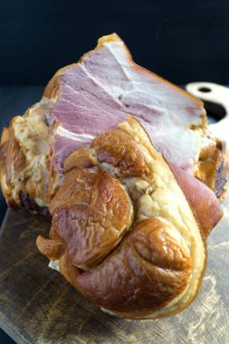 Domuz knuckle füme. siyah arka plan