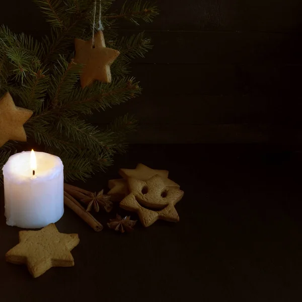 Tarjeta de felicitación navideña. Árbol, vela, pan de jengibre . — Foto de Stock