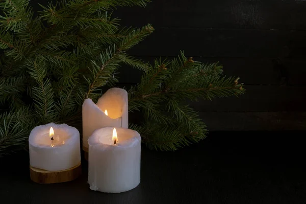 Tarjeta de felicitación navideña. Árbol, velas encendidas . — Foto de Stock