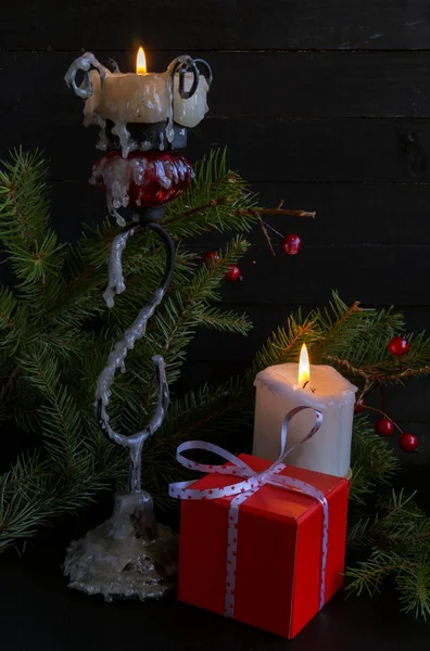 Tarjeta de felicitación navideña. Árbol, velas, regalo . — Foto de Stock
