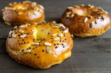 Simit tohumlar siyah bir arka plan ile.