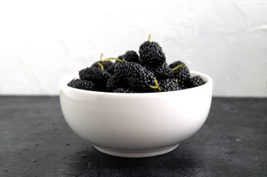 Dut çilek beyaz bir kase