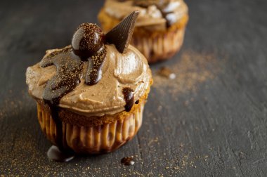 kiraz siyah bir arka plan ile ev yapımı kekler