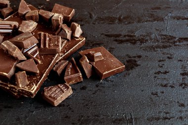 Parçalara parçalanmış çikolata.