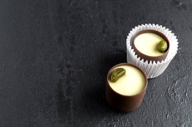 siyah bir arka plan üzerine şeker.