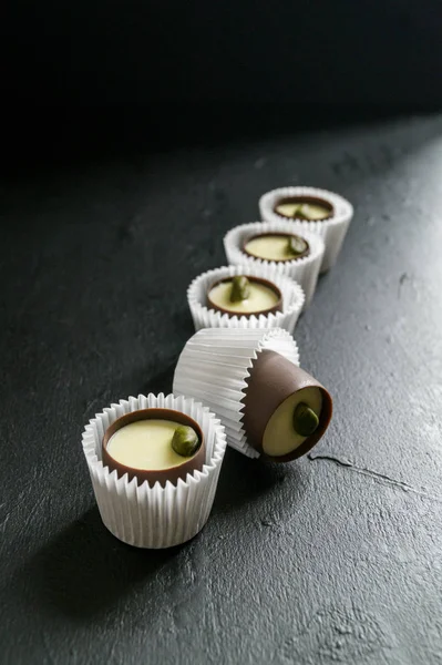 siyah bir arka plan üzerine şeker.