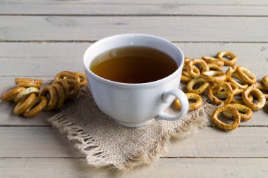 Kraker ile beyaz bir fincan çay.