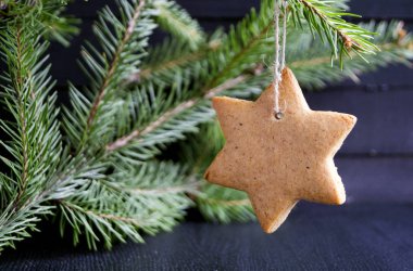 Gingerbread Noel ağacı'nda bir yıldız şeklinde.