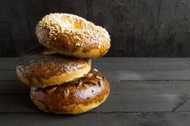 Simit tohumlar siyah bir arka plan ile.