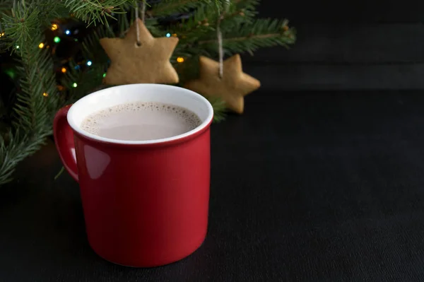 Kakao in einer roten Tasse und ein Baum mit Lebkuchen. — Stockfoto