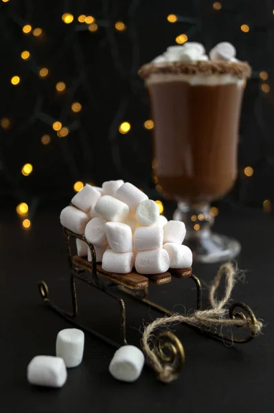 Marshmallows auf einem Schlitten im Hintergrund mit verschwommenem Licht. — Stockfoto