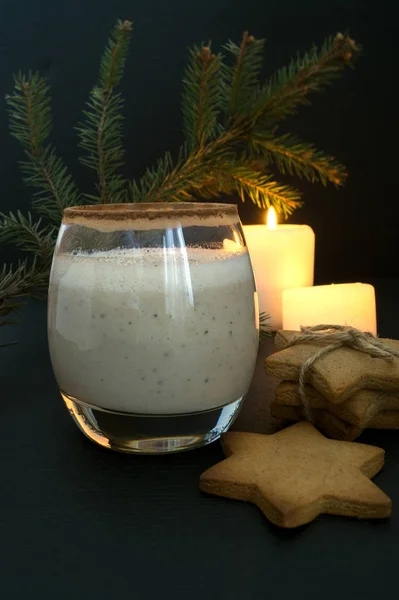 Рождественский коктейль с эггногом и печеньем . — стоковое фото
