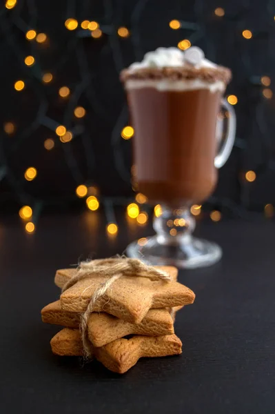 Heiße Schokolade mit Marshmallows und Keksen. — Stockfoto