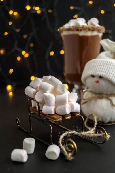 Marshmallows auf einem Schlitten. Kakao und Schneemann. — Stockfoto