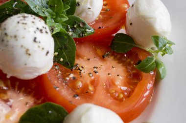 Caprese salatası olgun domates ve mozzarella ile taze fesleğen