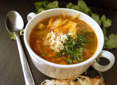 Salantro siyah bir arka plan ile ekşi çorbası