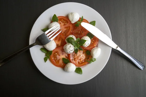 토마토와 신선한 Caprese 샐러드 — 스톡 사진