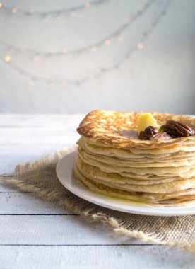 Ahşap arka plan üzerine tereyağı ile Pancakes.