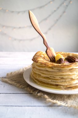 Ahşap arka plan üzerine tereyağı ile Pancakes.