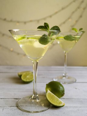 Martini cam gri bir arka plan üzerinde içki.