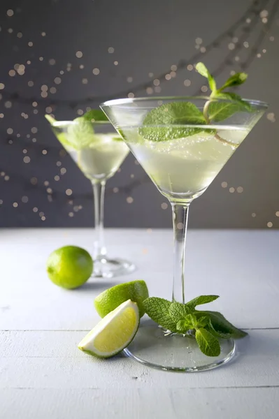 Beber en vaso Martini sobre fondo gris . — Foto de Stock