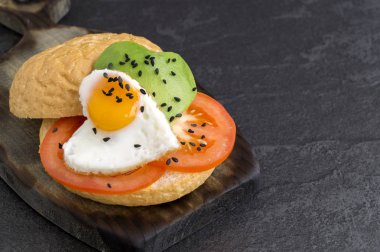 Sevgililer Günü'nde kahvaltı. yumurta ve avokado sandviç.