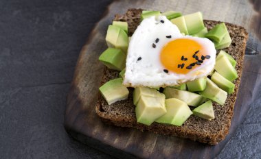 Sevgililer Günü'nde kahvaltı. yumurta ve avokado sandviç.