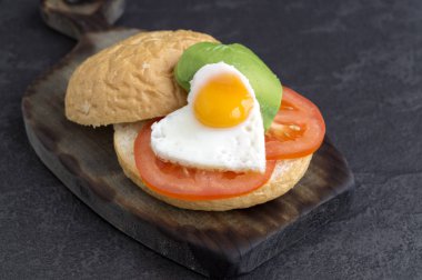 Sevgililer Günü'nde kahvaltı. yumurta ve avokado sandviç.