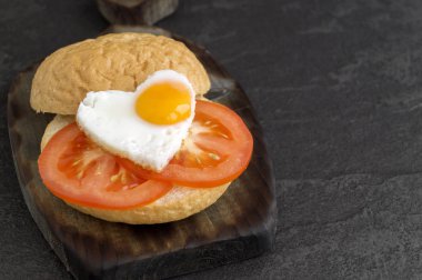 Sevgililer Günü'nde kahvaltı. yumurta ve avokado sandviç.