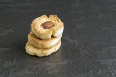 Karanlık bir arka plan üzerine badem ile ev yapımı kurabiye.