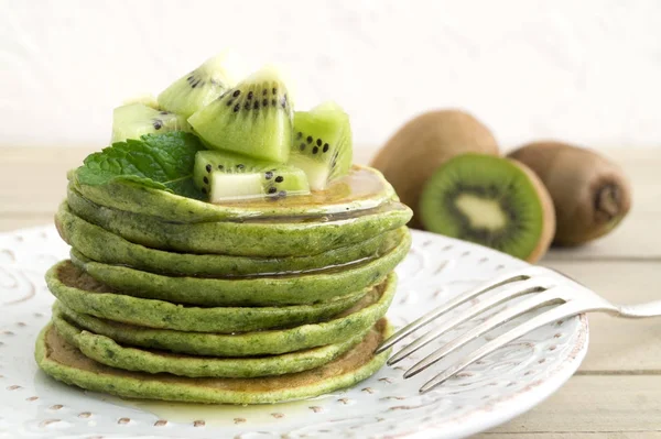 Panquecas verdes com mel e kiwi. sobre um fundo claro . — Fotografia de Stock