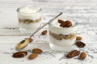 Yararlı ev yapımı yoğurt ile fındık ve müsli.