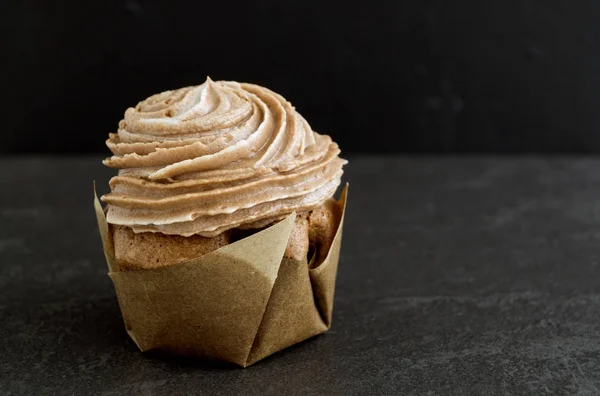 Magdalena de chocolate con crema de chocolate sobre un fondo oscuro . —  Fotos de Stock