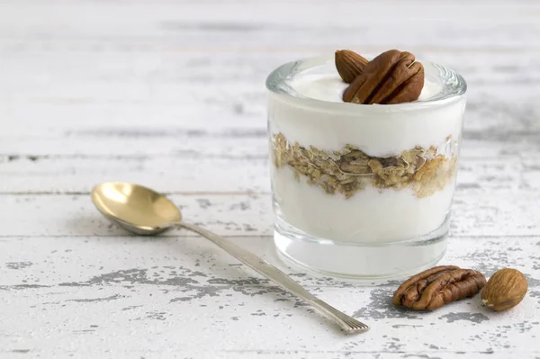 Utile yogurt fatto in casa con noci e muesli . — Foto Stock