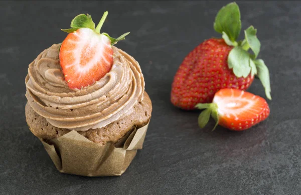 Pastel de chocolate casero con crema y fresa . —  Fotos de Stock