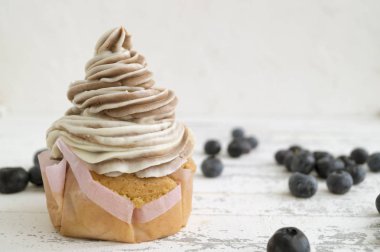 Hafif bir arka plan üzerinde Çikolata kremalı cupcake.