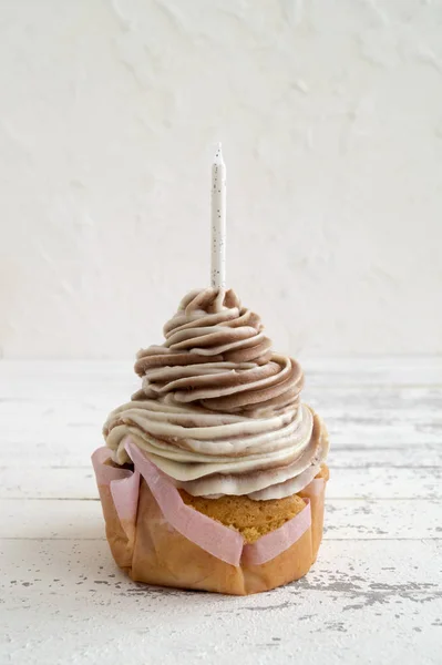Кекс на день народження з вершками та свічкою . — стокове фото