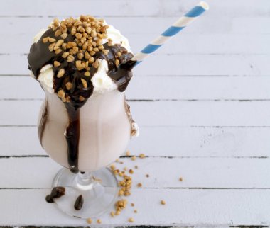 Çikolata soğuk ahşap gri masaya kokteyl.