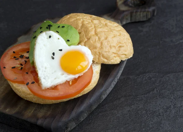 Snídaně na Valentýna. sendvič s vajíčkem a avokádem. — Stock fotografie